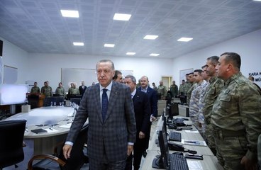 Son Dakika: Cumhurbaşkanı Erdoğan, Suriye sınırındaki harekat merkezini ziyaret etti