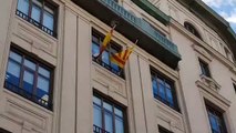 En el centro Cultural Blanquerna (calle Alcalá, Madrid) la bandera de España permanece atada mientras la de la Cataluña ondea.