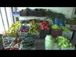 Ora News - Shqiptarët të varfër, blejnë ushqime me listë