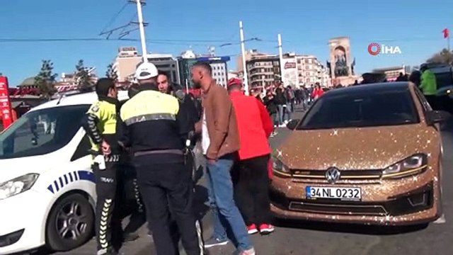 Altın Sarısı Simli Araç Taksim'de İlgi Odağı Oldu