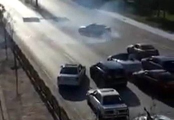 Trafik magandaları yolu kapatıp drift attılar