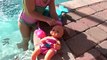 Nadando na Piscina com a minha Bebê Boneca Natação