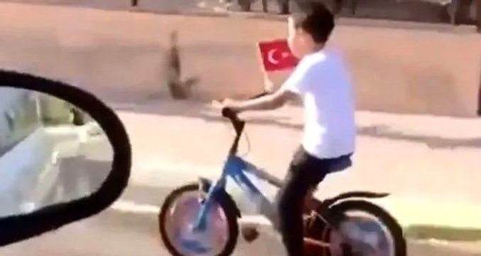 Elinde Türk bayrağıyla Gündoğdu Marşı'nı söyleyen çocuk sosyal medyada gündem oldu