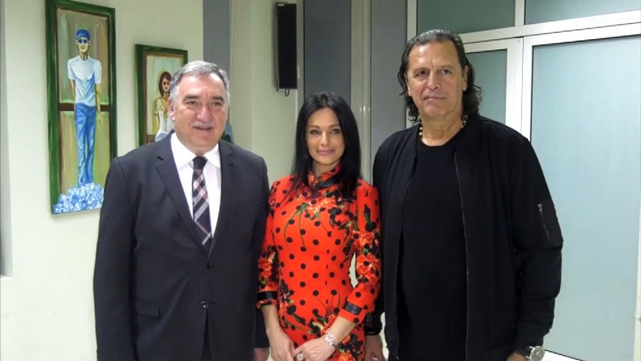 Η Νένα Χρονοπούλου και ο Τάσος Μητρόπουλος στα εγκαίνια της έκθεσης της Μ.  Παπαδοπούλου - video Dailymotion