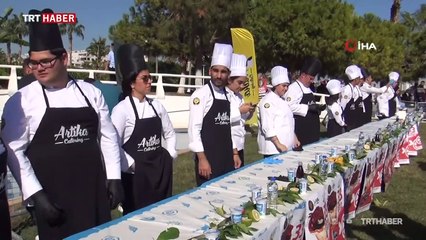 Mersin'de 33 metrelik tantuni yaparak rekor kırdılar