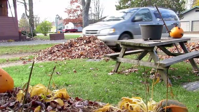 Il veut faire une blague à sa femme et évite le pire de justesse... Chanceux