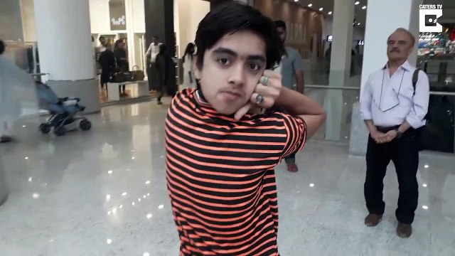 Cet homme est vraiment très très souple, il tourne sa tête à 180 degrés !