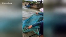 Elle pêche des centaines de poissons sans bouger
