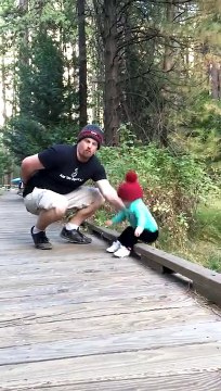 Ce papa sauve son bébé in-extremis... Joli réflexe