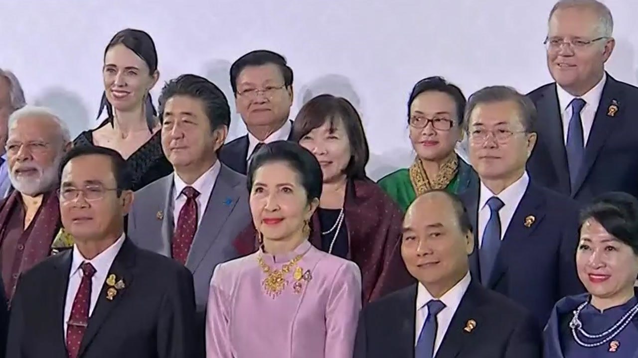 한일 정상, 넉 달여 만에 악수...환영 만찬서 웃으며 인사 / YTN