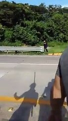 POLICÍAS FEDERALES LE DISPARAN A LA GENTE QUE SE MANIFESTABA...(CHIAPAS)