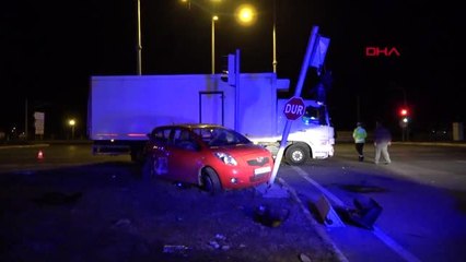 Sivas'ta kamyon ile otomobil çarpıştı: 4 yaralı