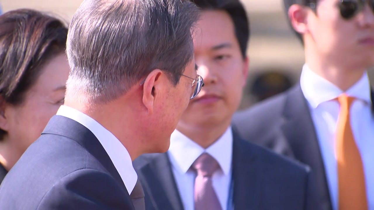 문 대통령 지지율 3주 연속 상승...민주·한국 하락 / YTN