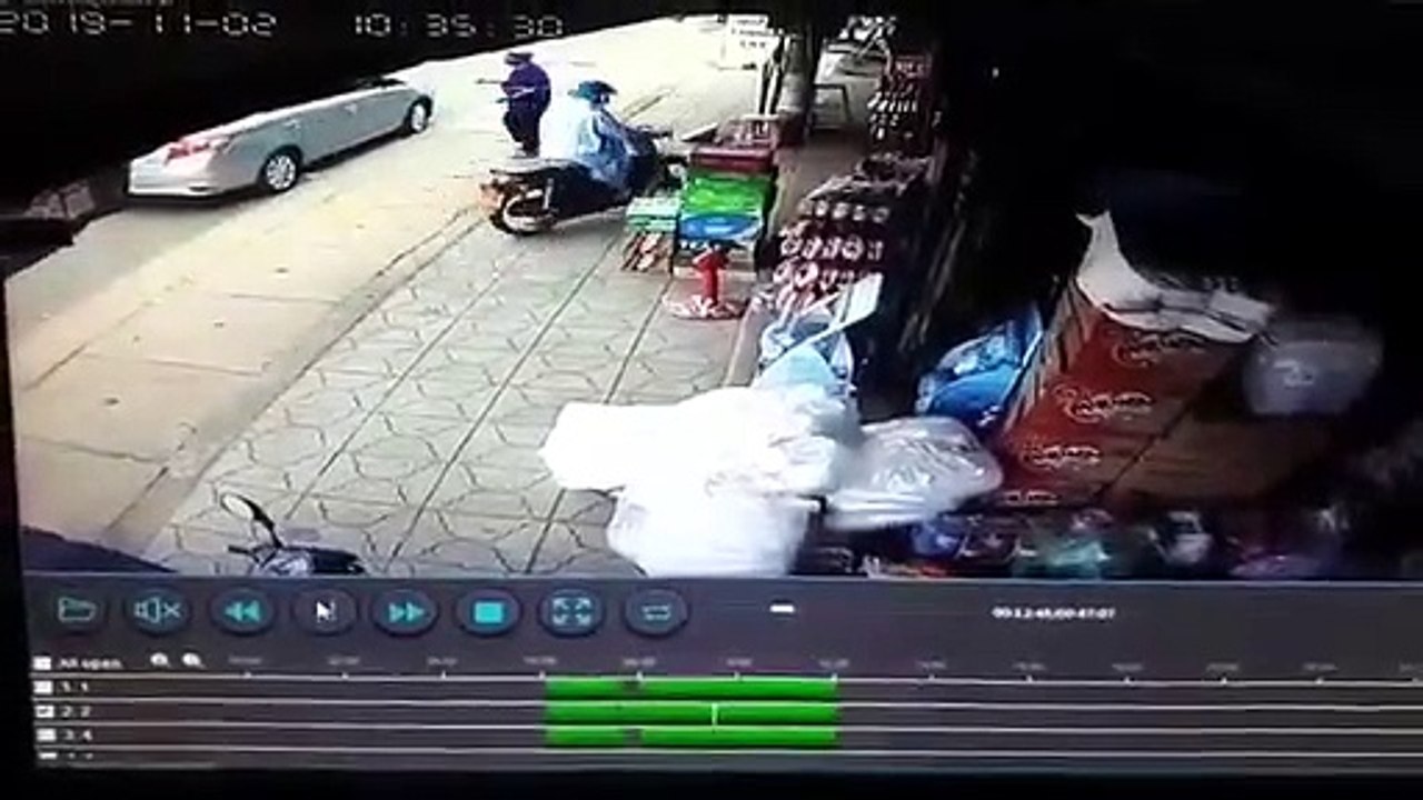 Khoảnh khắc thùng container văng xuống đường làm 2 vợ chồng thương