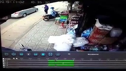 Khoảnh khắc thùng container văng xuống đường làm 2 vợ chồng thương