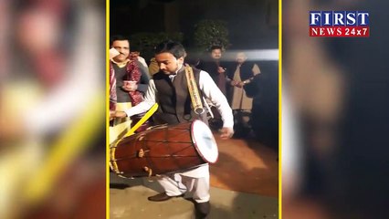 ढोलक बजाते हुए तो बहुत देखे होंगे, लेकिन ऐसा नहीं देखा होगा