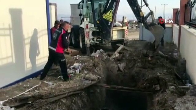 Rögar kuyusuna düşen ineği itfaiye ekipleri kurtardı
