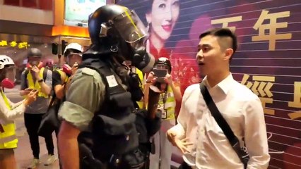 Un policier sans pitié balance du gaz poivre directement dans les yeux d’un manifestant à Hong Kong