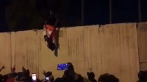 Iraklı gösteriler Kerbela'daki İran konsolosluğunu yaktı, Irak bayrağı astı!