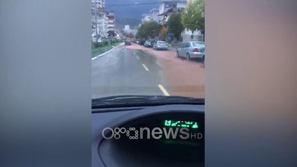 Ora News - Stuhi reshjesh në vend, përroi i Ficos përmbyt Gjirokastrën