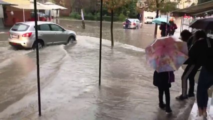 Video herunterladen: Mankthi i fëmijëve në Durrës, paratë e hedhura për rikonstruksionin e rrugës nuk shmangin përmbytjen