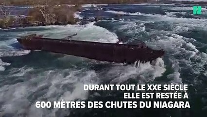 Une épave centenaire s'approche des chutes du Niagara