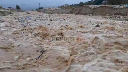 Report TV - Përroi del nga shtrati, izolohet një lagje në Lazarat, një tjetër në rrezik