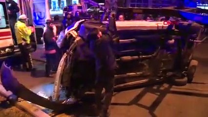 Ankara'da feci kaza ! Minibüsün çarptığı polis aracı takla attı