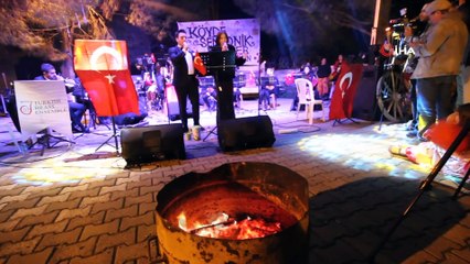 Odun ateşinde, traktör kasasında senfonik konser