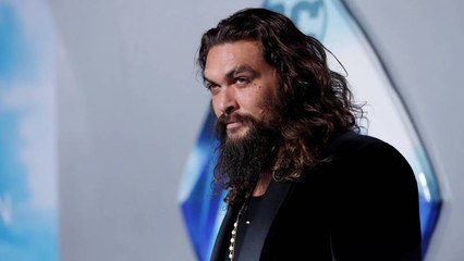 Este actor de 'Juego de tronos' da un "beso con galleta" a un oso 'por amor al arte'