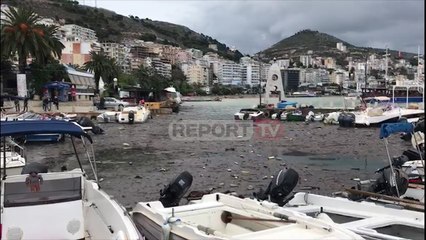 Report TV - Moti i keq në Sarandë/ Anijet e peshkimit pezullojnë lundrimin në det