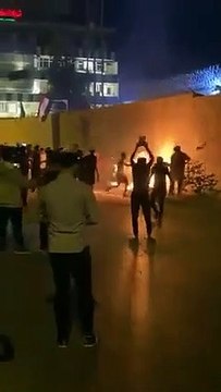 Así atacan los manifestantes iraquíes el consulado de Irán en Karbala y cambian su bandera por otra de Irak
