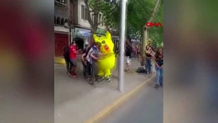 Pikaçu kostümlü şilili protestocu, sosyal medyada ilgi çekti