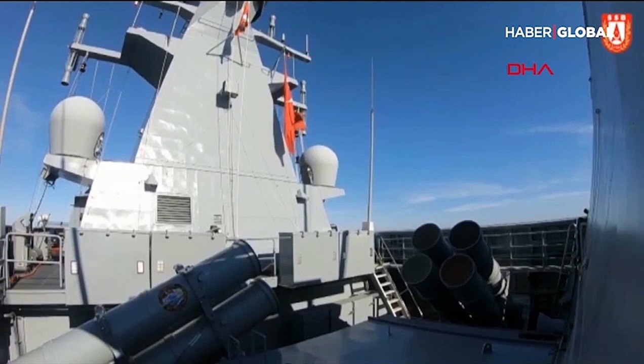 Milli gemi, milli füzeyi ateşledi