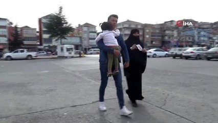 Afgan anne sokak sokak dolaşıp zihinsel engelli oğlunu arıyor