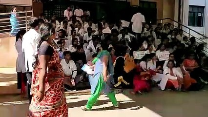 PG students protesting in front of Victoria hospital