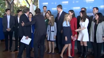 Descargar video: Los reyes, la princesa Leonor y la infanta Sofía posan con los premiados por la Fundación Princesa de Girona