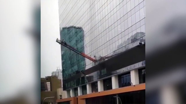 Un andamio anda suelto: el milagro de dos limpiadores de cristales de un rascacielos