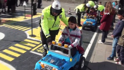 Mobil Trafik Eğitim tırı ile çocuklar eğlenerek öğreniyor