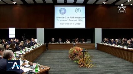 “한일 양국민 기부금” 제안에 시큰둥…日 의장, 악수 거절