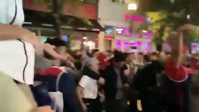 Ces supporters chantent qui a perdu son téléphone pour retrouver la propriétaire de l'iphone trouvé !