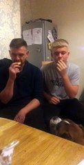 Concours de... retourné de crackers dans la bouche sans le casser !
