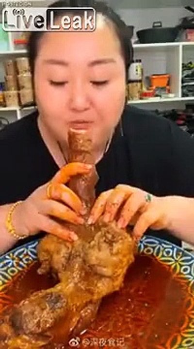 Elle mange les parties d'un âne cuites !