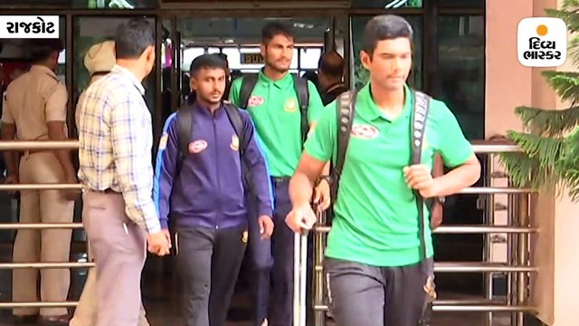 ભારત અને બાંગ્લાદેશની ટીમ રાજકોટ આવી પહોંચી, એરપોર્ટ પર ચાહકો ખેલાડીઓની ઝલક જોવા ઉમટ્યા