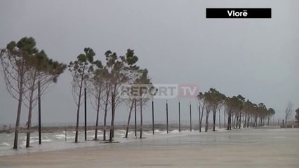 Report TV - Shiu pushton Shqipërinë, uji vërshon mbi rrugë, shembet ura në Delvinë