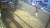 Câmera mostra homem furtando bicicleta na Rua Paraná