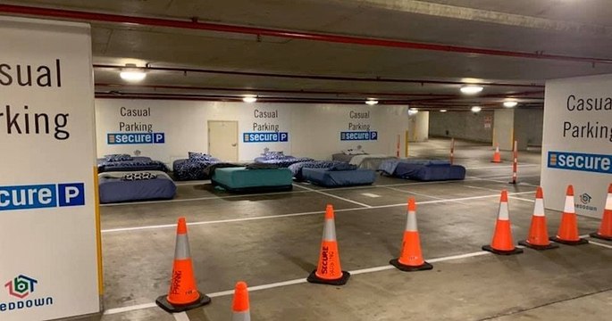 En Australie, des lits sont mis à disposition sur des places de parking vides pour accueillir les sans-abri