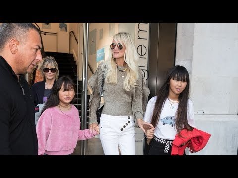 Jade Hallyday fan de mode à 15 ans, elle arbore le sac que les influenceuses s’arrachent