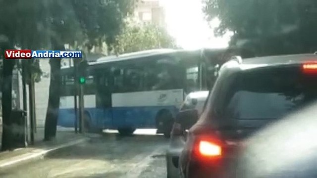 Andria: autobus si immette in Corso Cavour svoltando da via Duca di genova