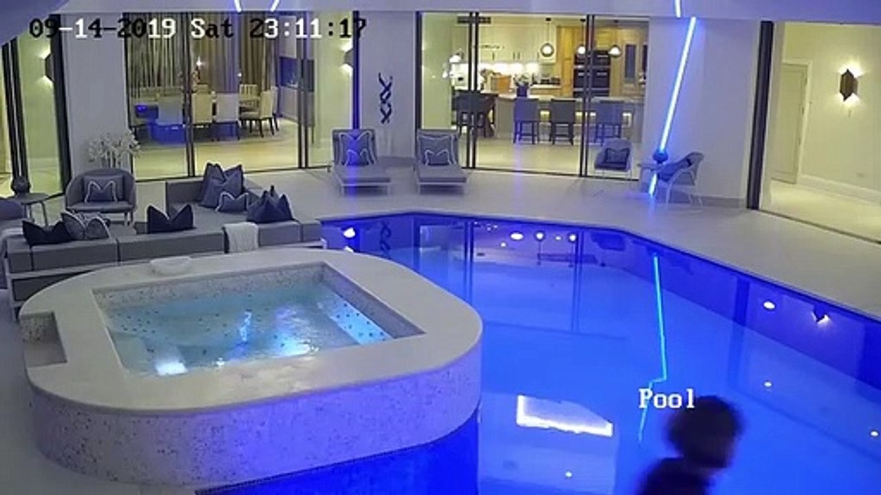 Un homme marche dans une piscine